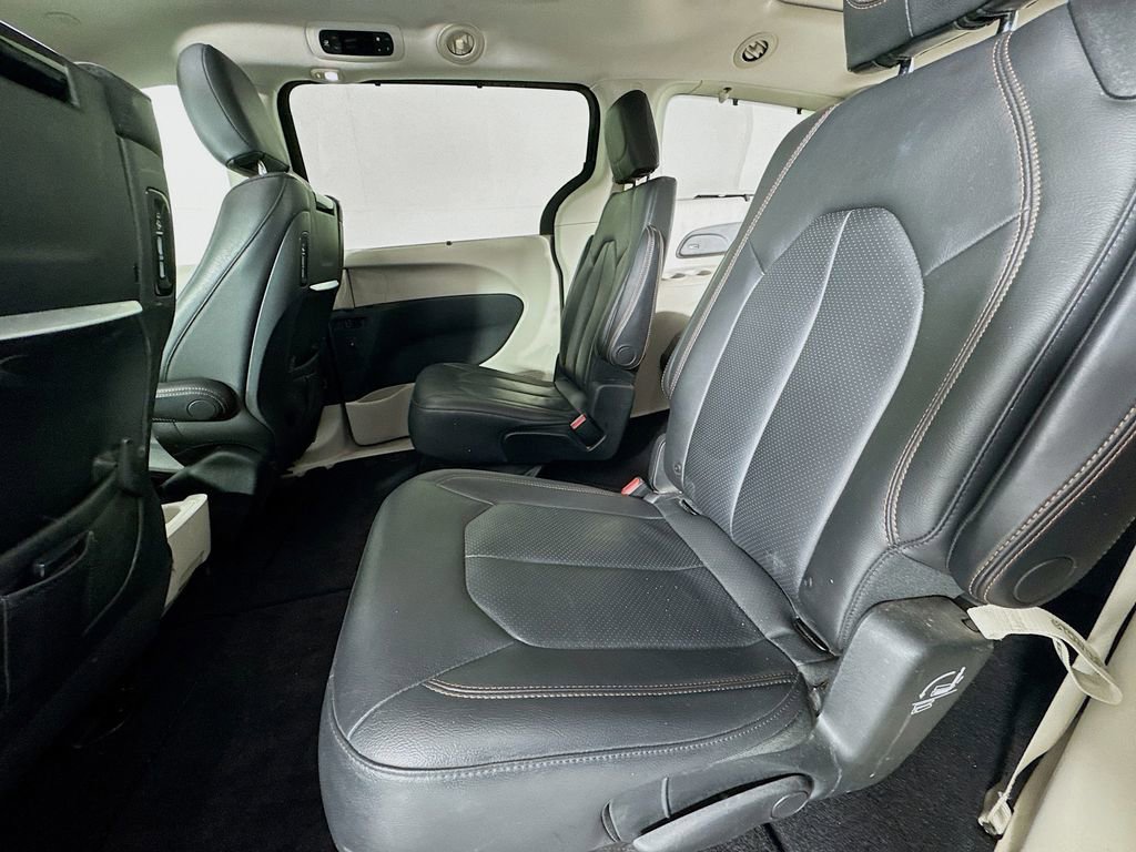 Used 2019 Chrysler Pacifica Touring-L Plus w/ Tire & Wheel Group image 30