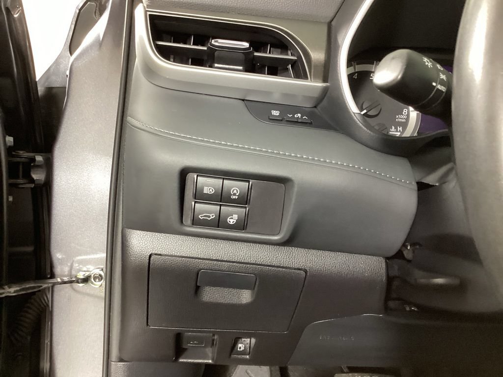 Used 2023 Toyota Highlander XLE AWD/4WD image 12