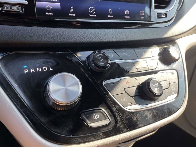 Used 2024 Chrysler Pacifica Touring-L image 25