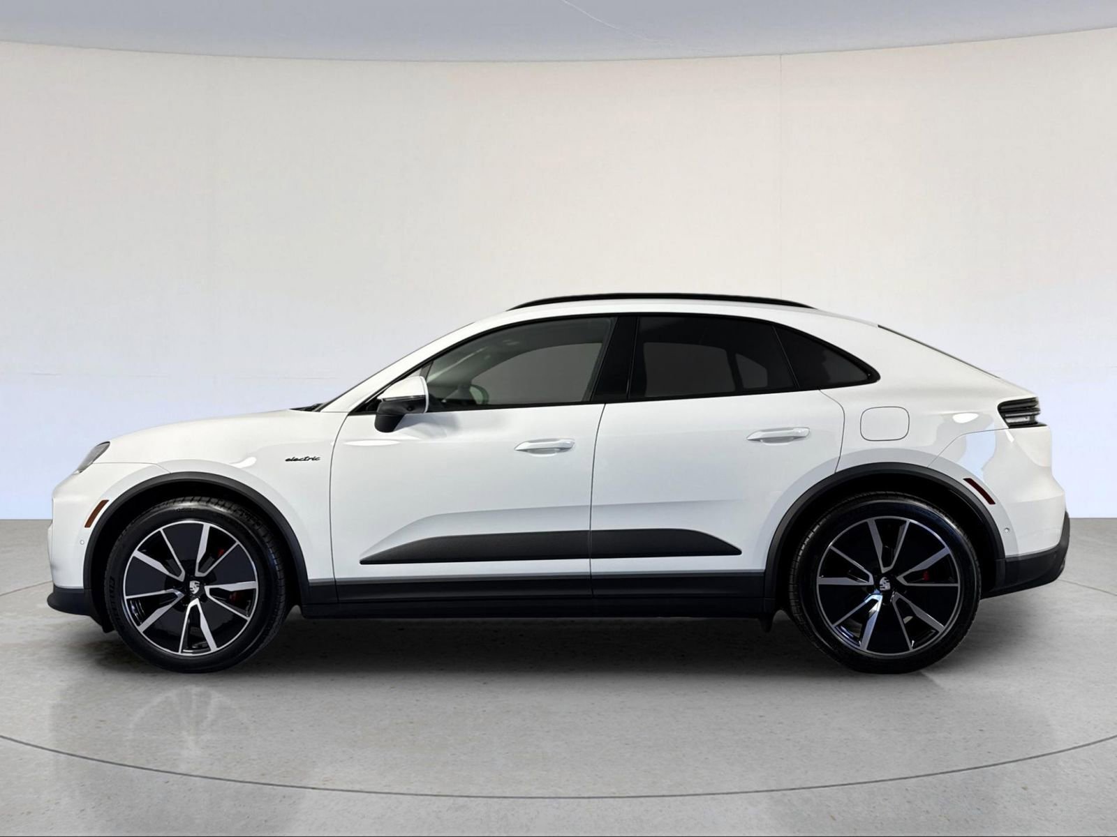 New 2026 Porsche Macan 4S Electric AWD/4WD image 2