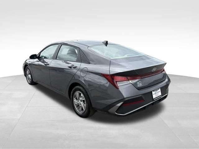 Used 2024 Hyundai Elantra SE FWD image 11