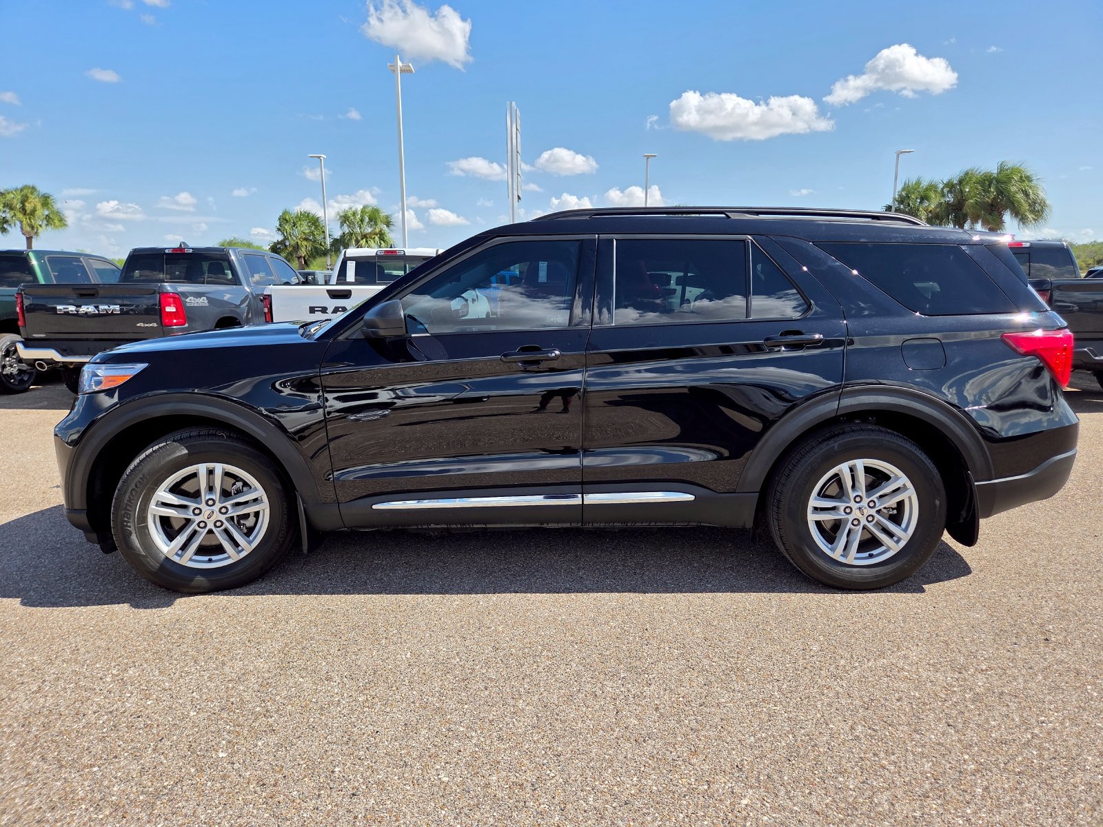 Used 2023 Ford Explorer XLT w/ Equipment Group 202A RWD image 4
