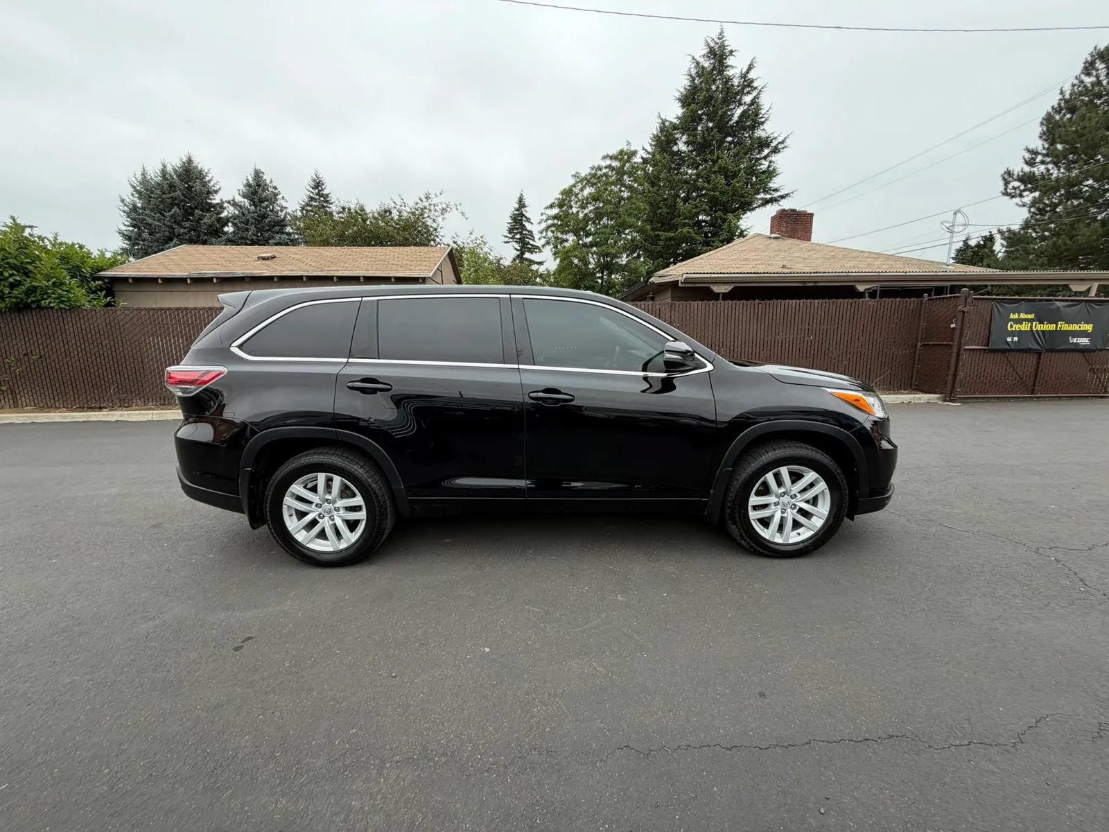 Used 2014 Toyota Highlander LE AWD/4WD image 4