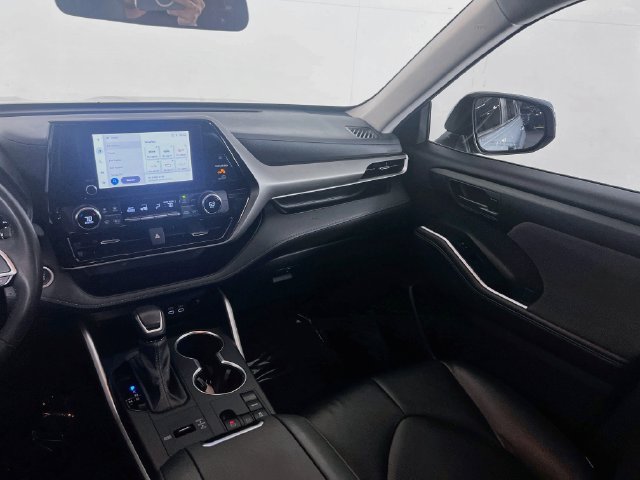 Used 2024 Toyota Highlander LE FWD image 19