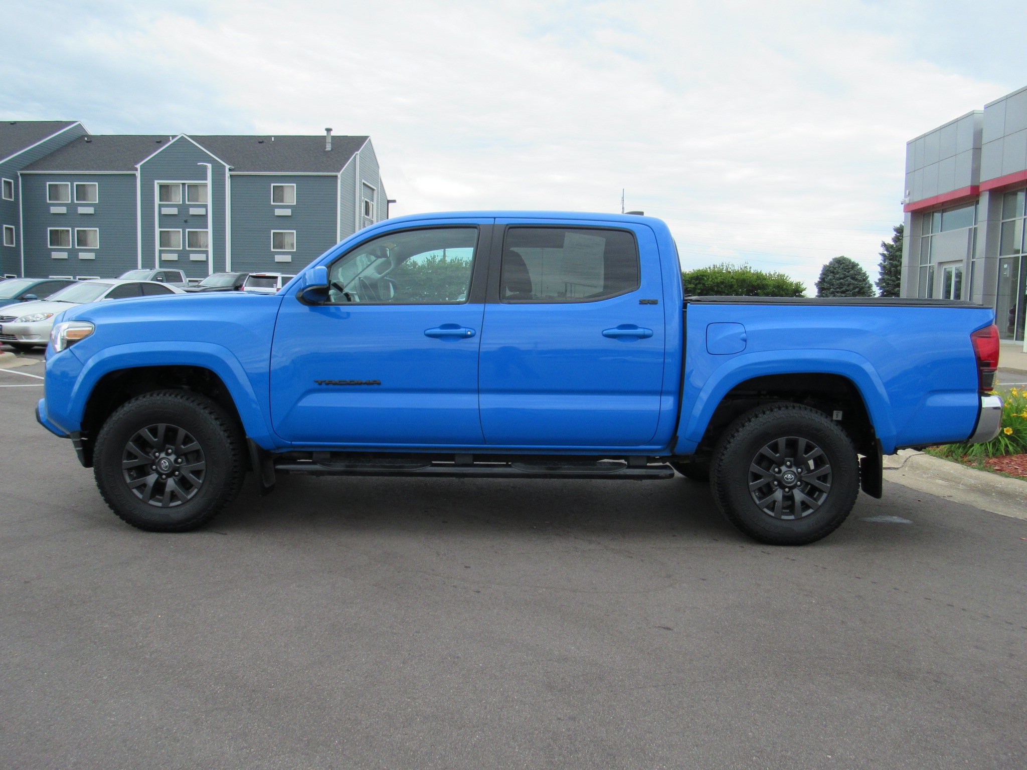 Used 2020 Toyota Tacoma SR5 w/ Blackout Package AWD/4WD image 9