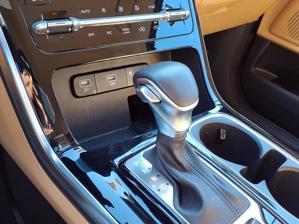 Used 2024 Kia Carnival EX image 8