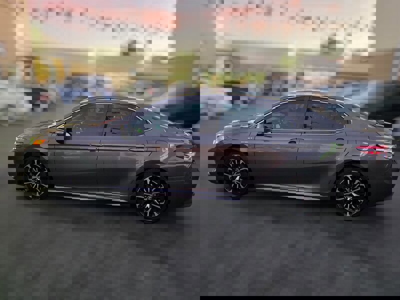 Used 2018 Toyota Camry SE image 3