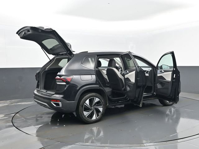 Used 2025 Volkswagen Taos SE image 29