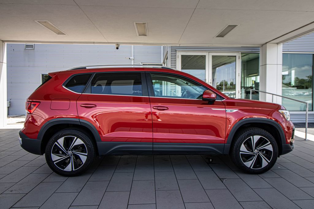 Used 2024 Volkswagen Taos SE AWD/4WD image 3