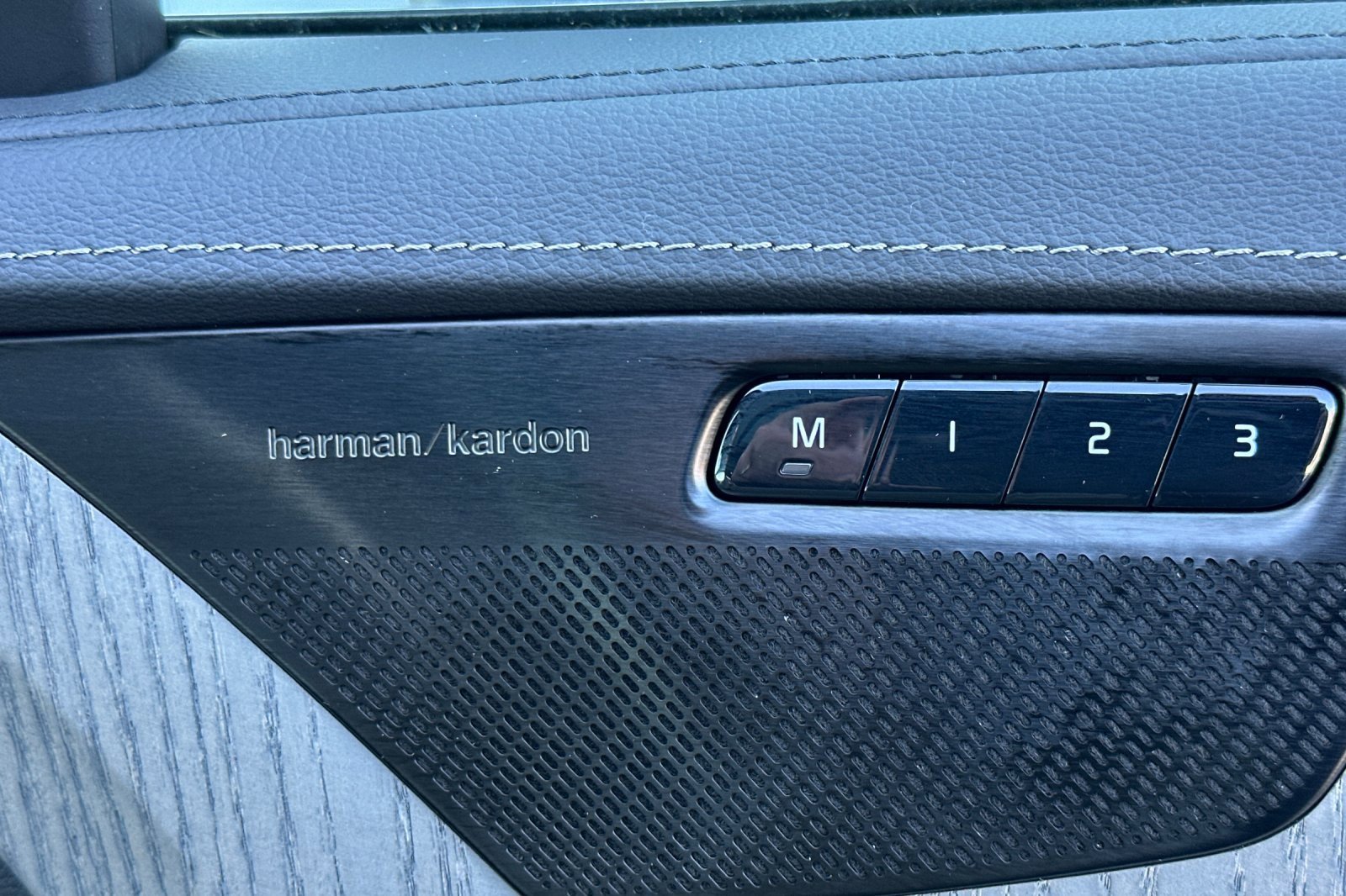 Used 2025 Volvo XC90 B6 Ultra image 21