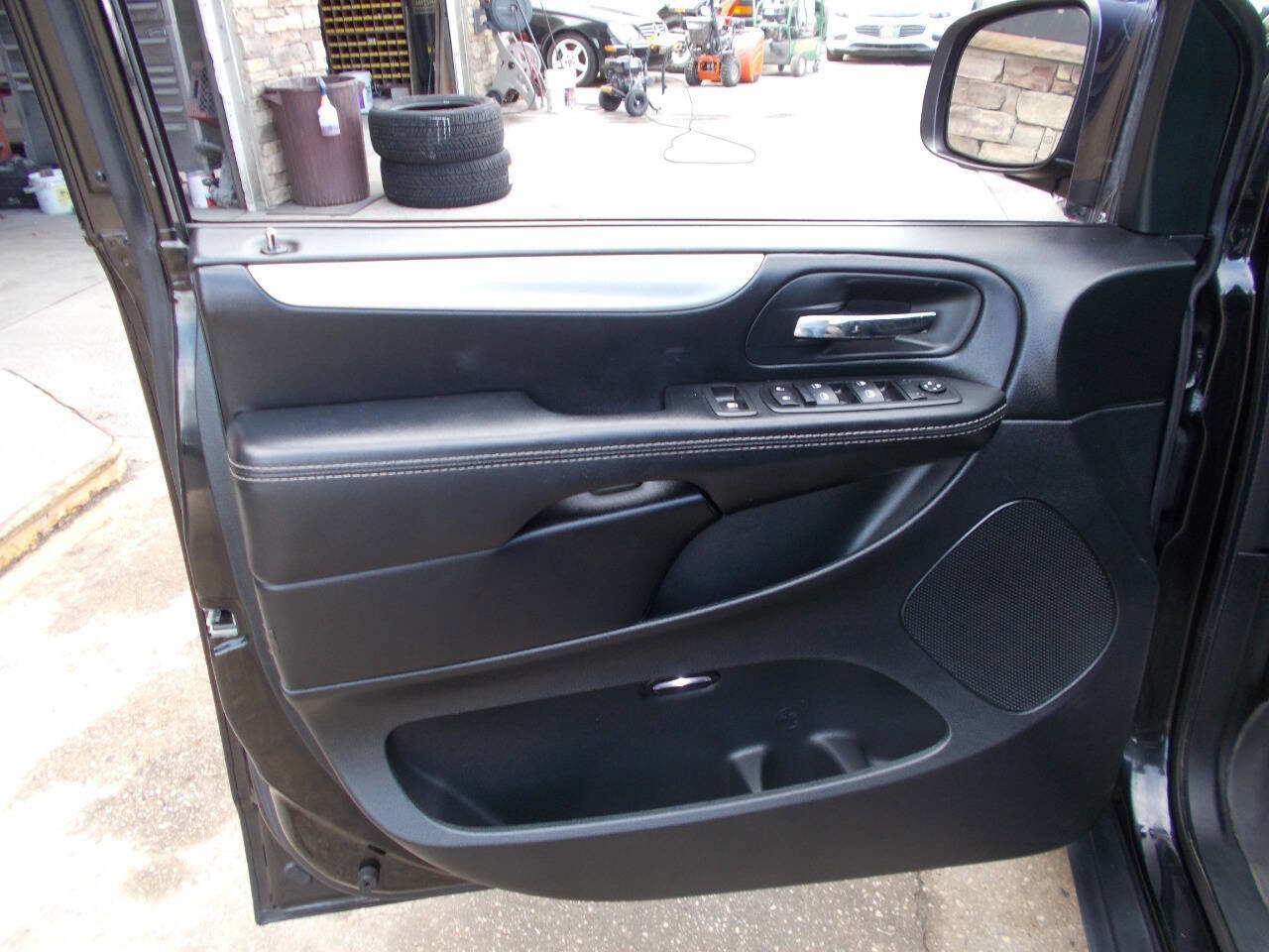 Used 2015 Dodge Grand Caravan SE w/ Quick Order Package 29E SE FWD image 9