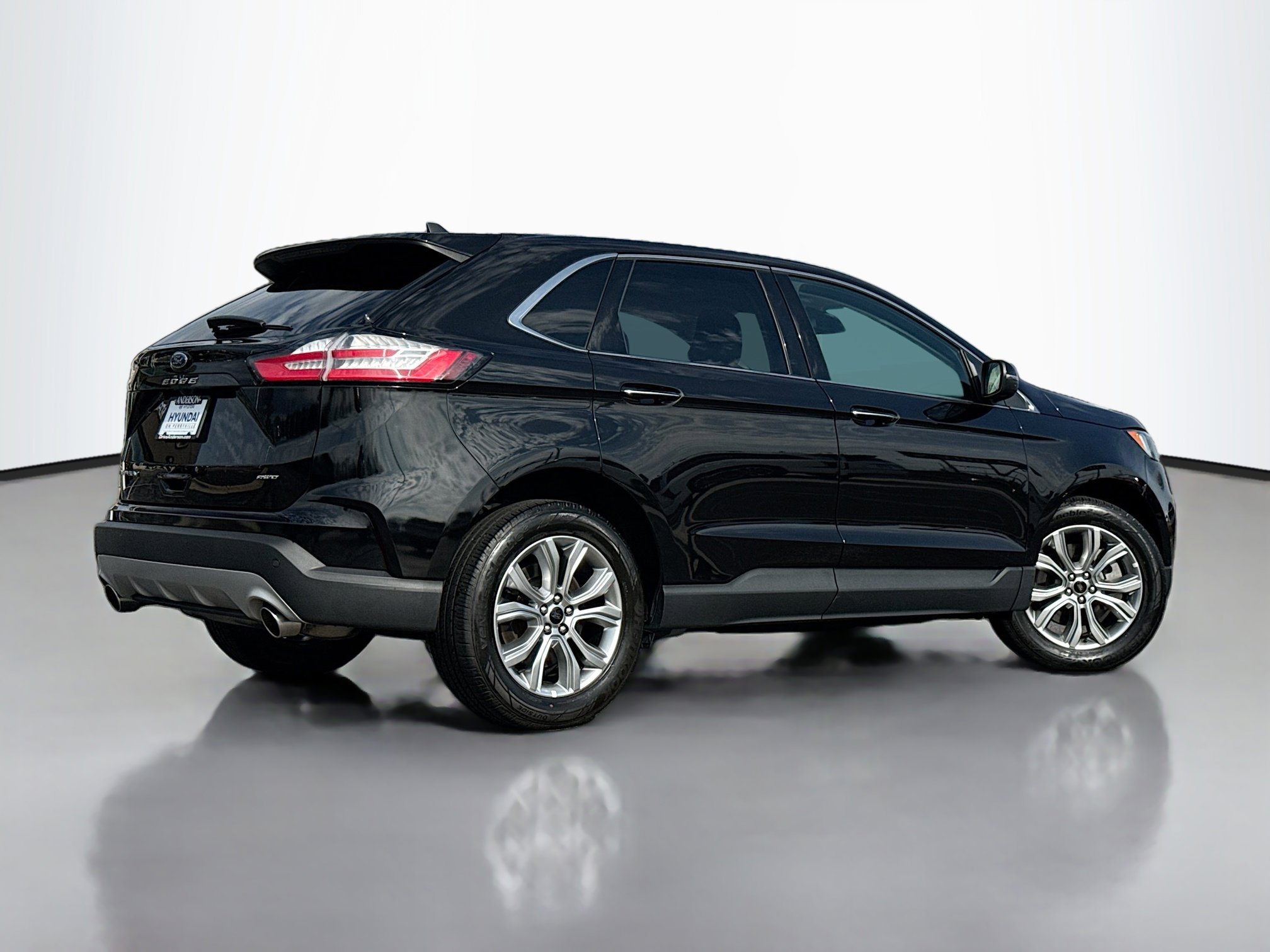 Used 2024 Ford Edge Titanium image 2