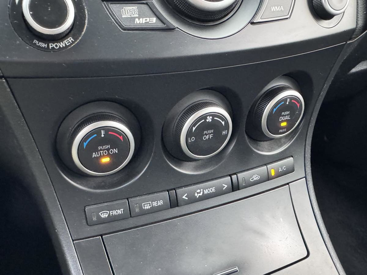 Used 2013 MAZDA MAZDA3 i Touring image 28