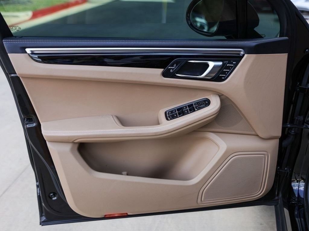 Certified 2023 Porsche Macan AWD/4WD image 31