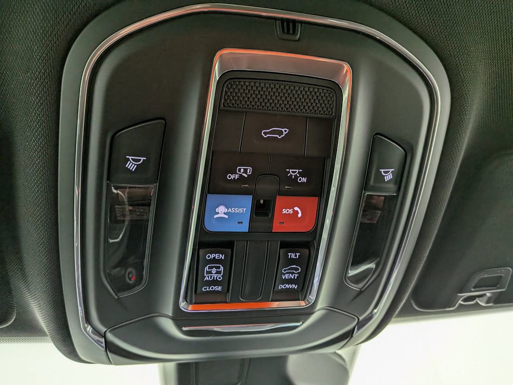 New 2025 Jeep Grand Cherokee Altitude image 32