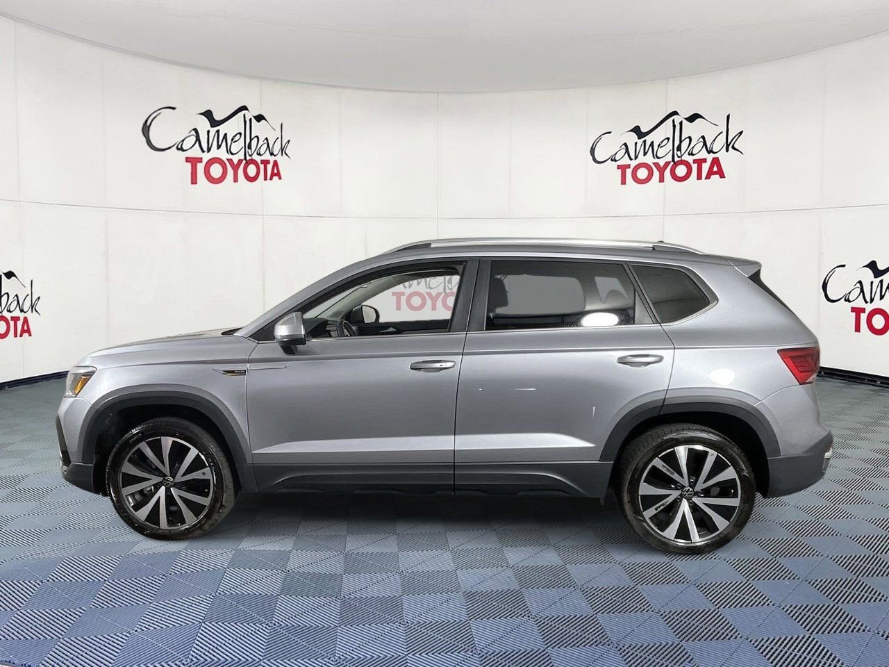 Used 2024 Volkswagen Taos SE FWD image 4