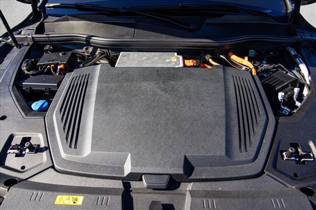 Used 2024 Audi Q8 e-tron Premium Plus w/ Premium Plus Package image 28