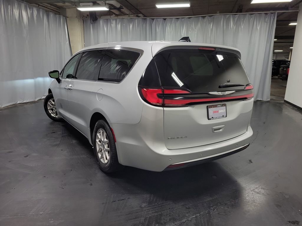 Used 2024 Chrysler Pacifica Touring-L FWD image 6