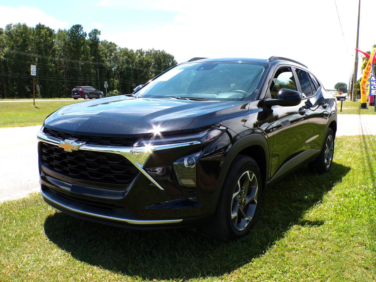 Used 2025 Chevrolet Trax LT w/ LT Convenience Package FWD image 4