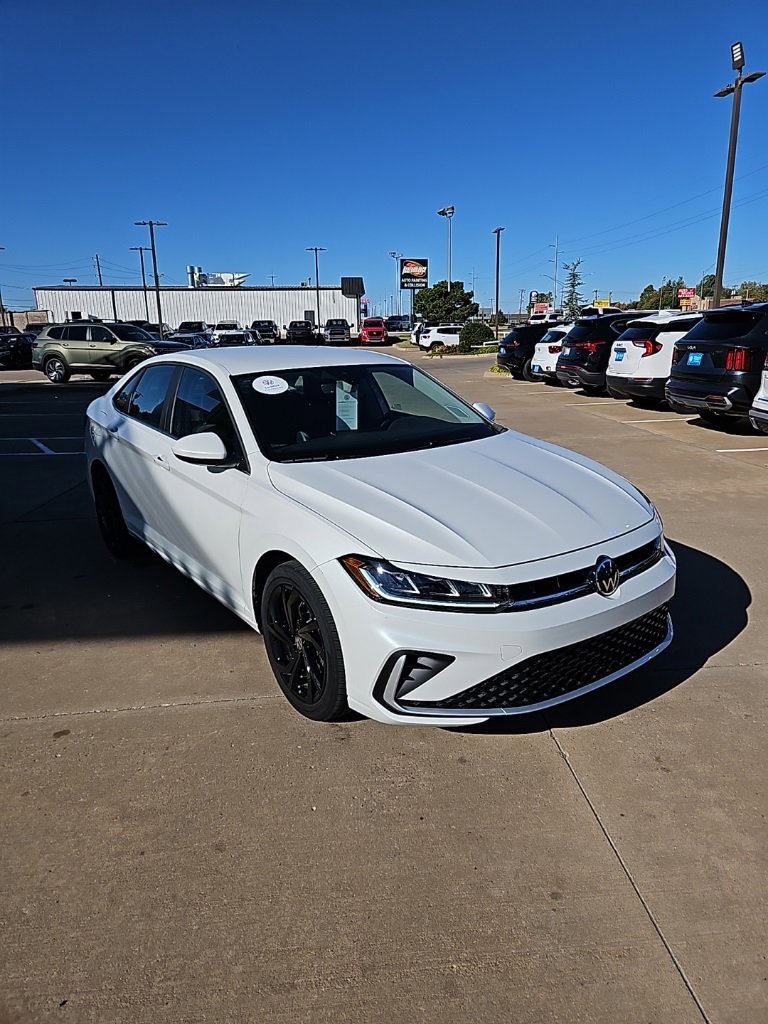 Used 2025 Volkswagen Jetta SE image 3