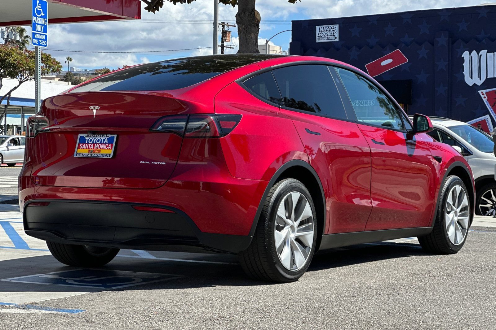 Used 2024 Tesla Model Y Long Range AWD/4WD image 4