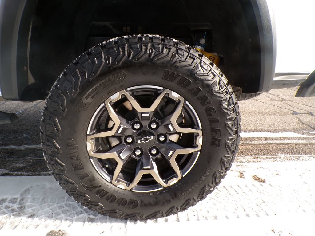 Used 2024 Chevrolet Colorado ZR2 w/ Technology Package AWD/4WD image 7
