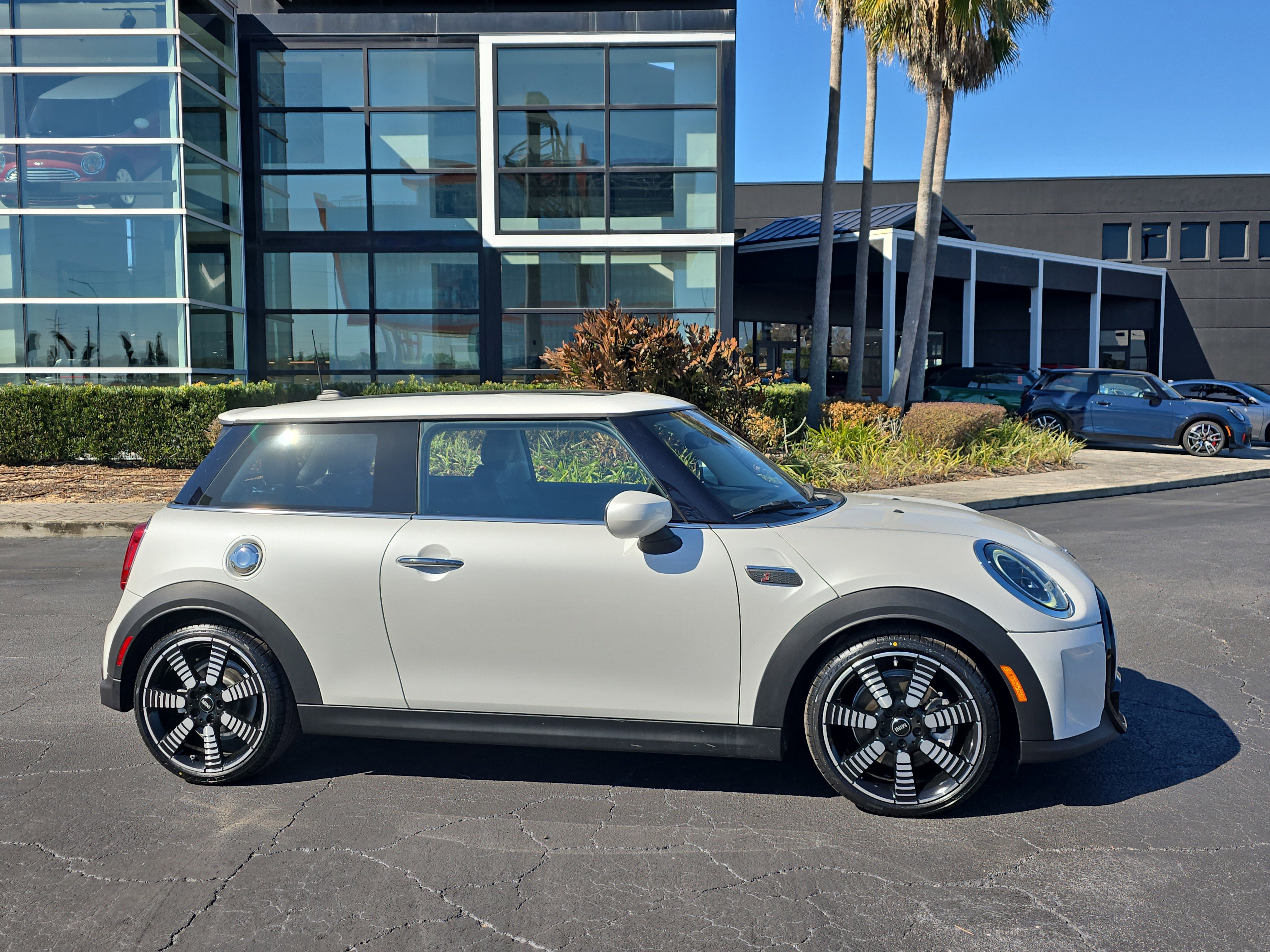 Used 2023 MINI Cooper S image 1