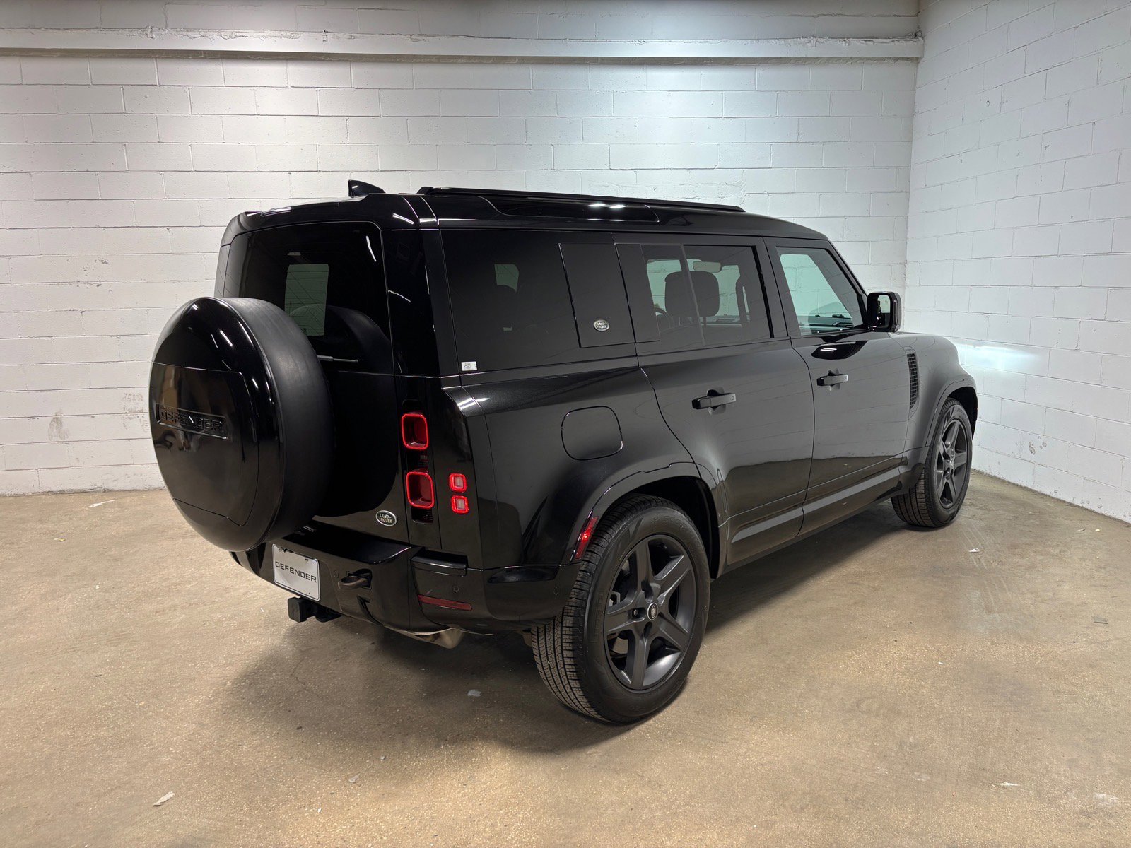 Used 2023 Land Rover Defender 110 X-Dynamic SE image 6