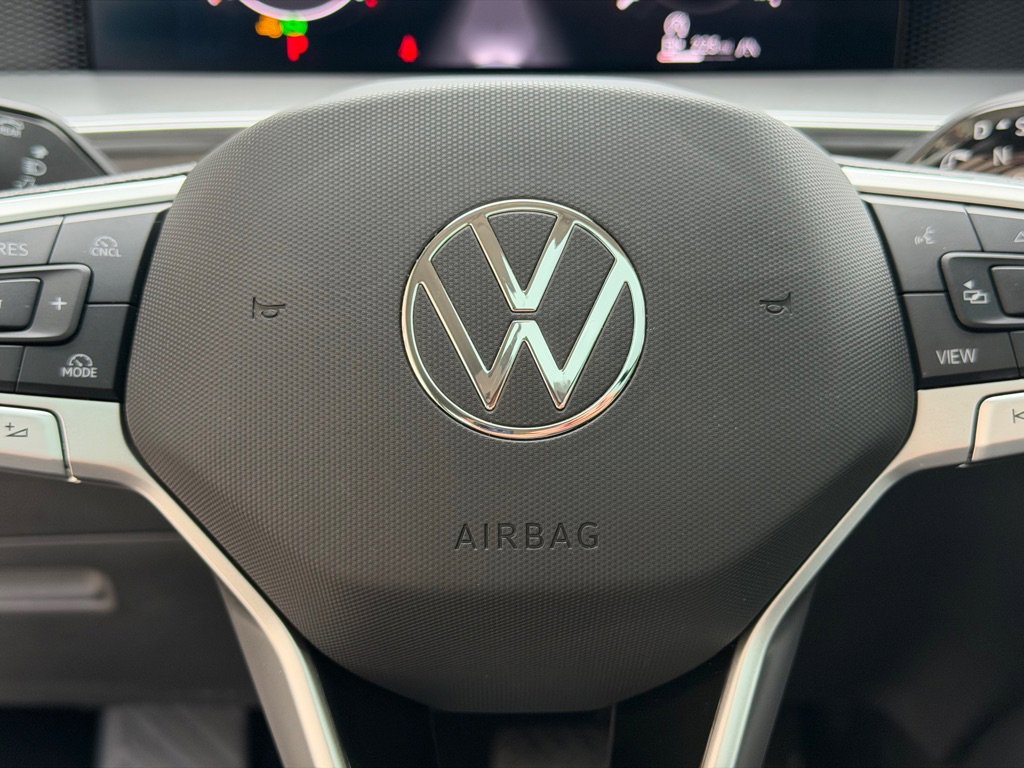 Used 2025 Volkswagen Tiguan SE AWD/4WD image 32
