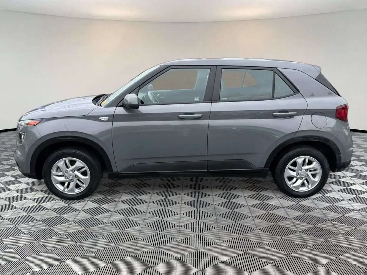 Used 2021 Hyundai Venue SE FWD image 4