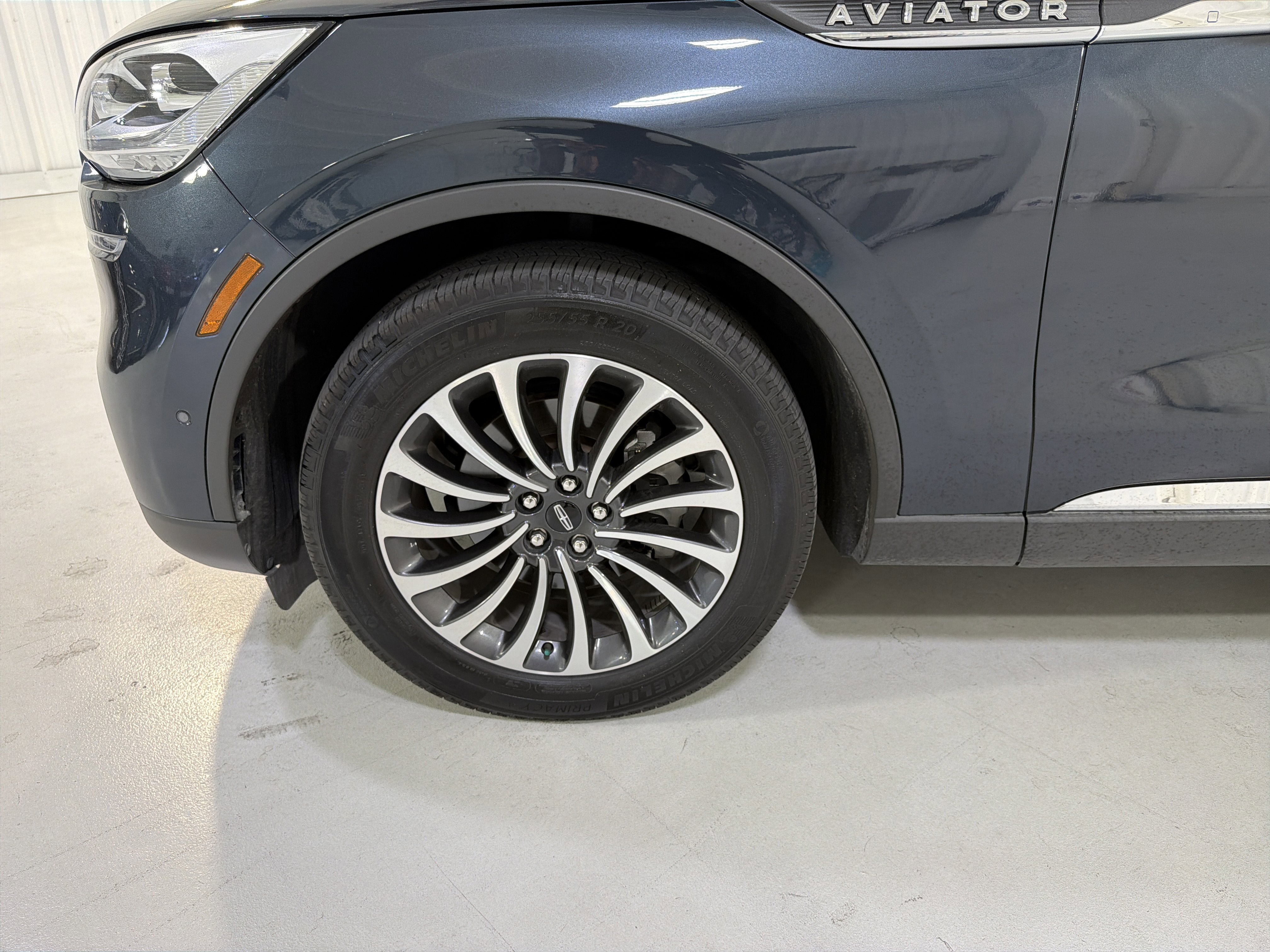 Used 2023 Lincoln Aviator Reserve w/ Equipment Group 201A image 9
