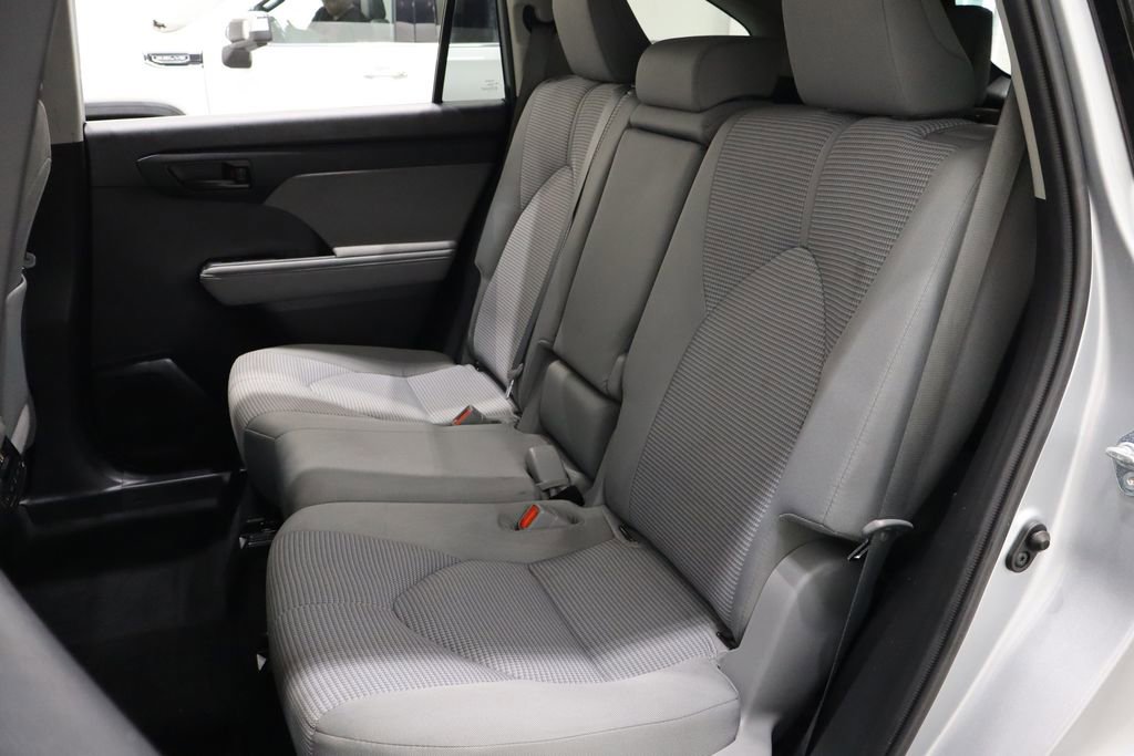 Used 2021 Toyota Highlander L image 11