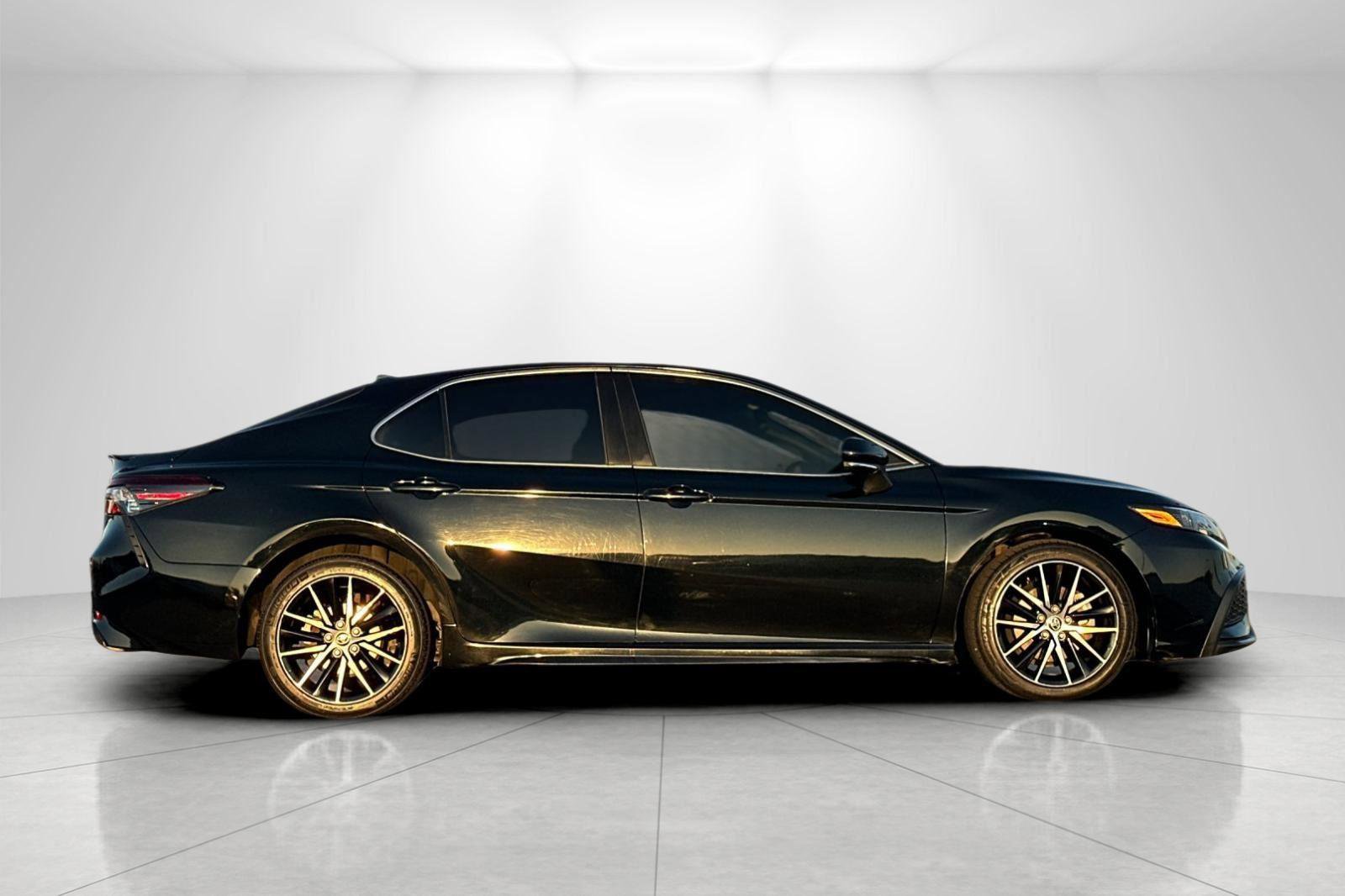 Used 2022 Toyota Camry SE image 2