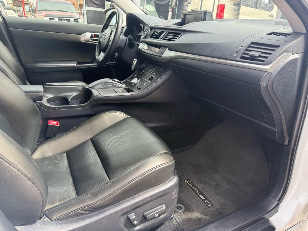 Used 2013 Lexus CT 200h w/ Premium Pkg w/Navigation FWD image 22