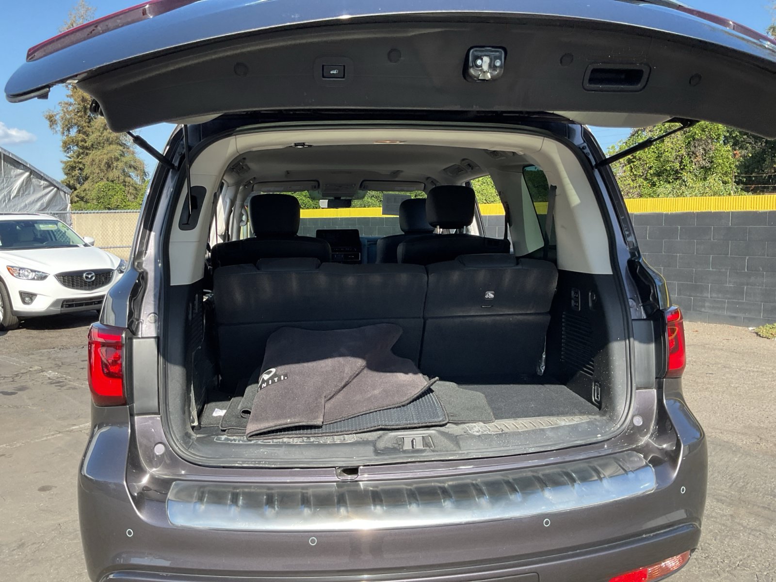 Used 2023 INFINITI QX80 Luxe w/ Cargo Package RWD image 23
