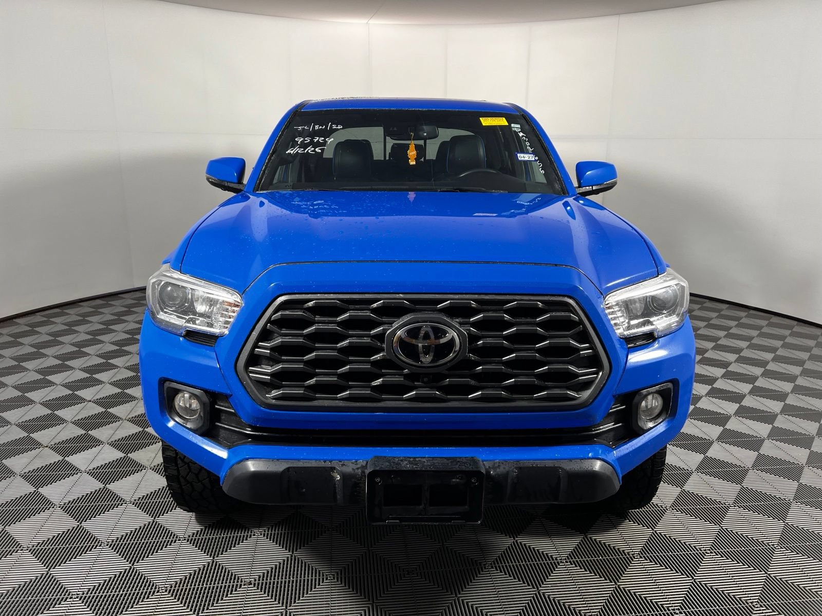 Used 2020 Toyota Tacoma TRD Off-Road w/ TRD Premium Off Road Package AWD/4WD image 2