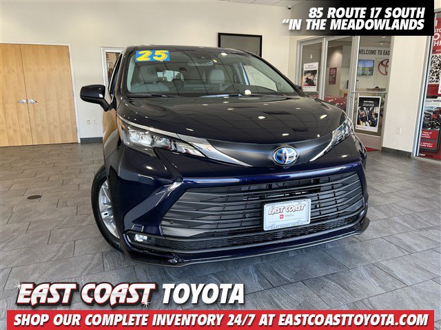 Certified 2025 Toyota Sienna XLE image 1