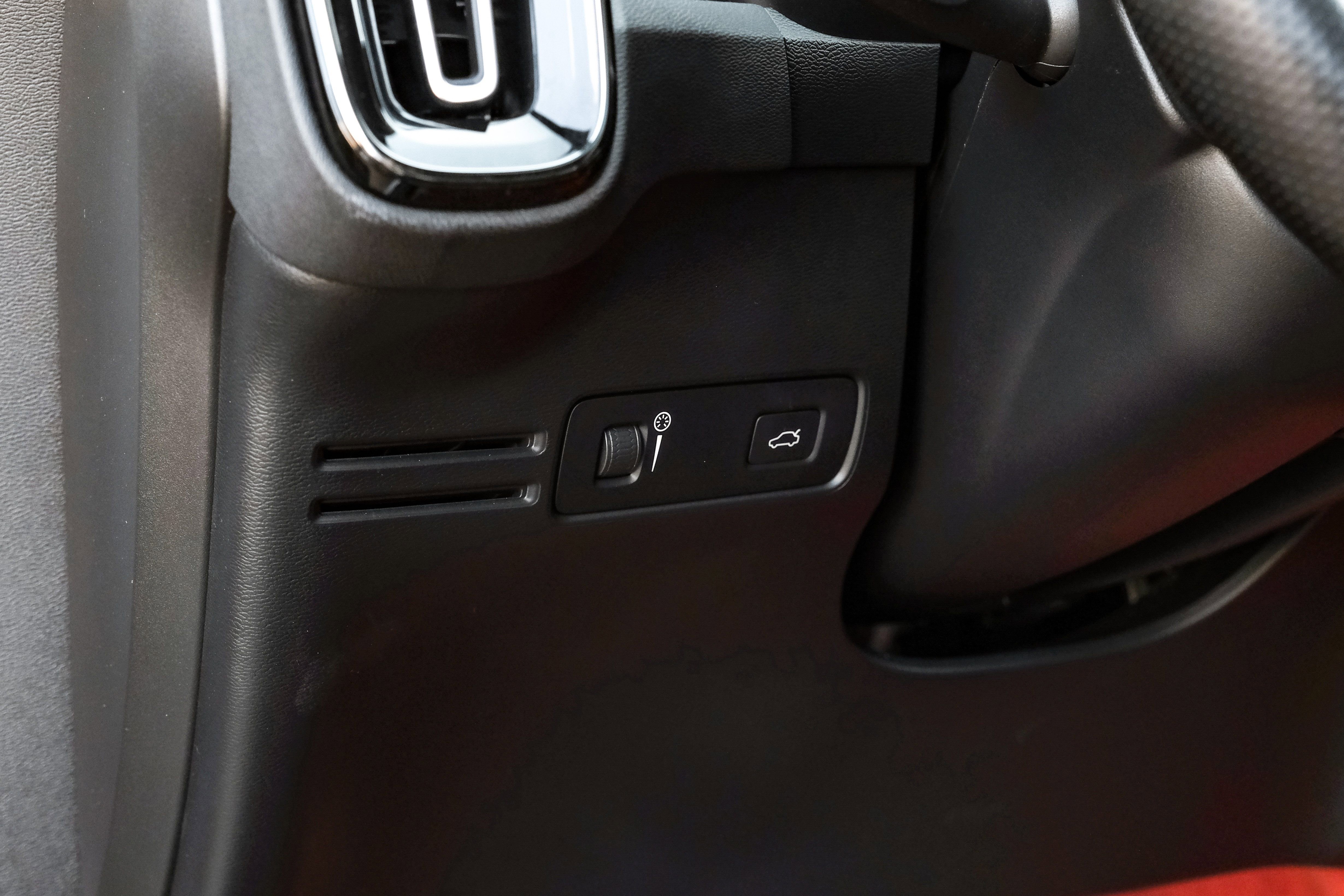 Used 2021 Volvo XC40 T4 R-Design image 26