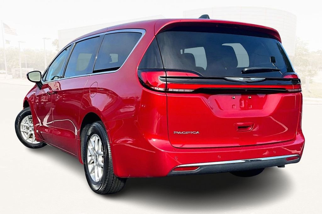Used 2024 Chrysler Pacifica Touring-L image 4