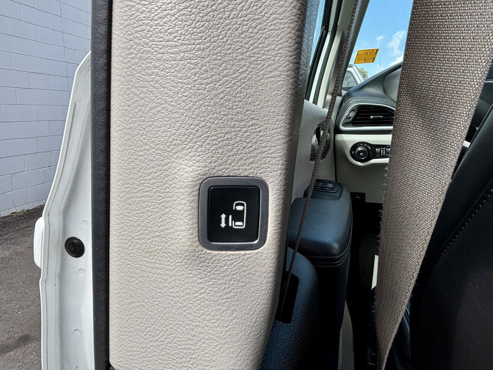 Used 2018 Chrysler Pacifica Limited FWD image 40
