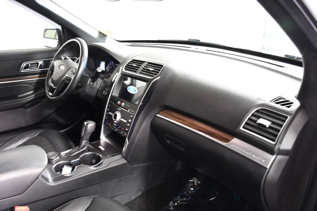 Used 2018 Ford Explorer Limited w/ Equipment Group 301A AWD/4WD image 19