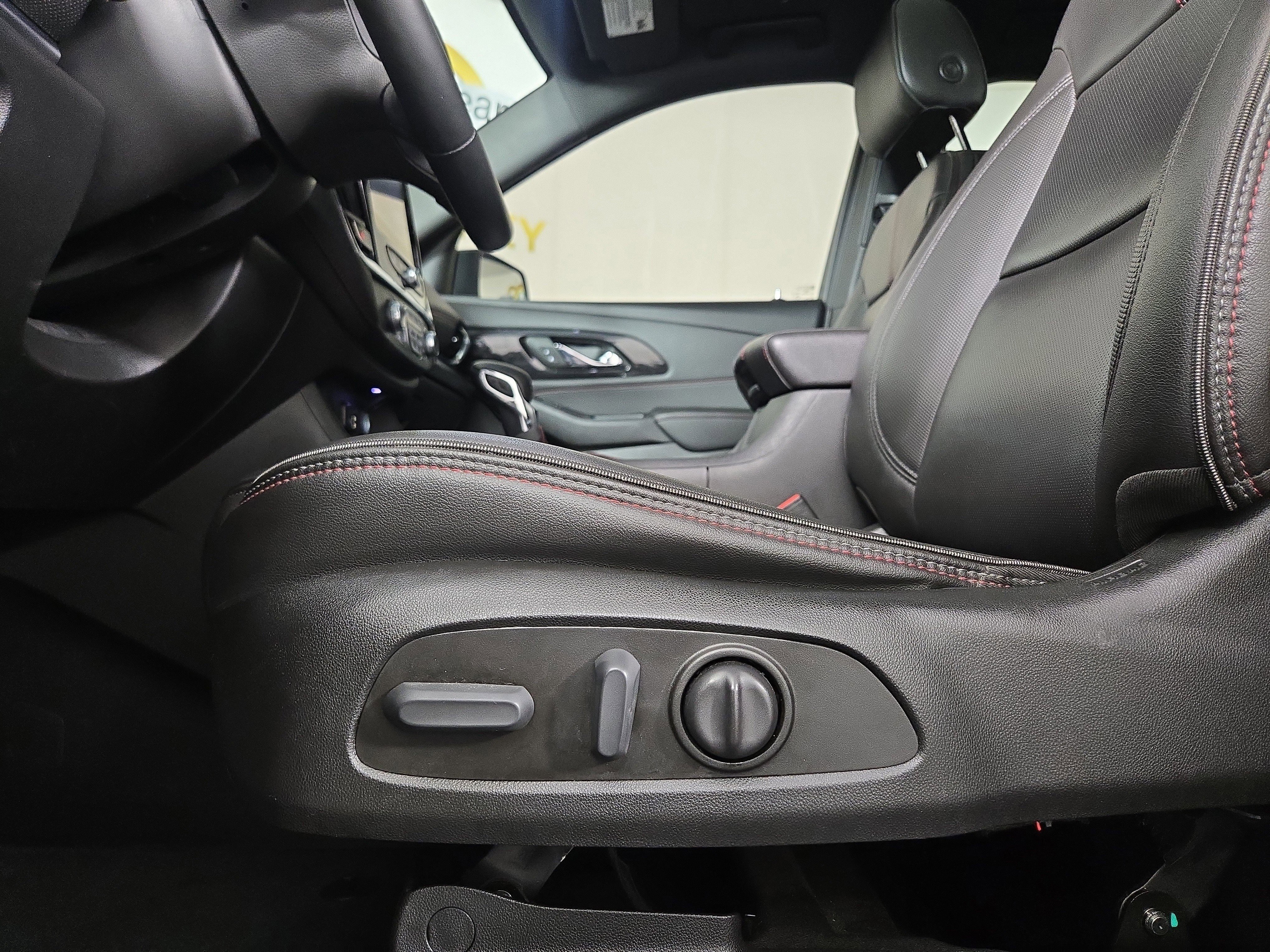 Used 2023 Chevrolet Traverse RS image 32