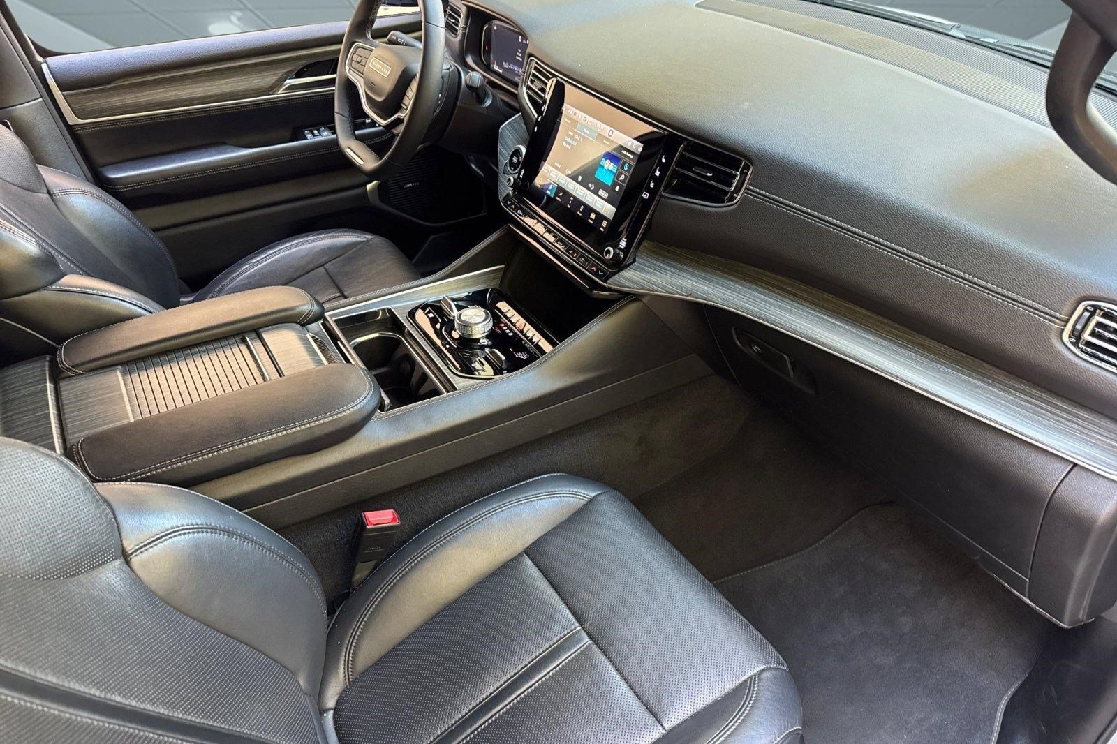 Used 2024 Jeep Wagoneer L Series III w/ Flexible Seating Group AWD/4WD image 37