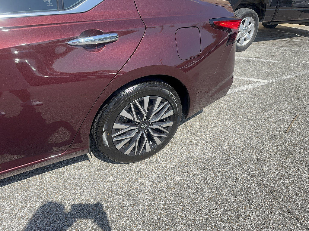 Used 2025 Nissan Altima 2.5 SV FWD image 16