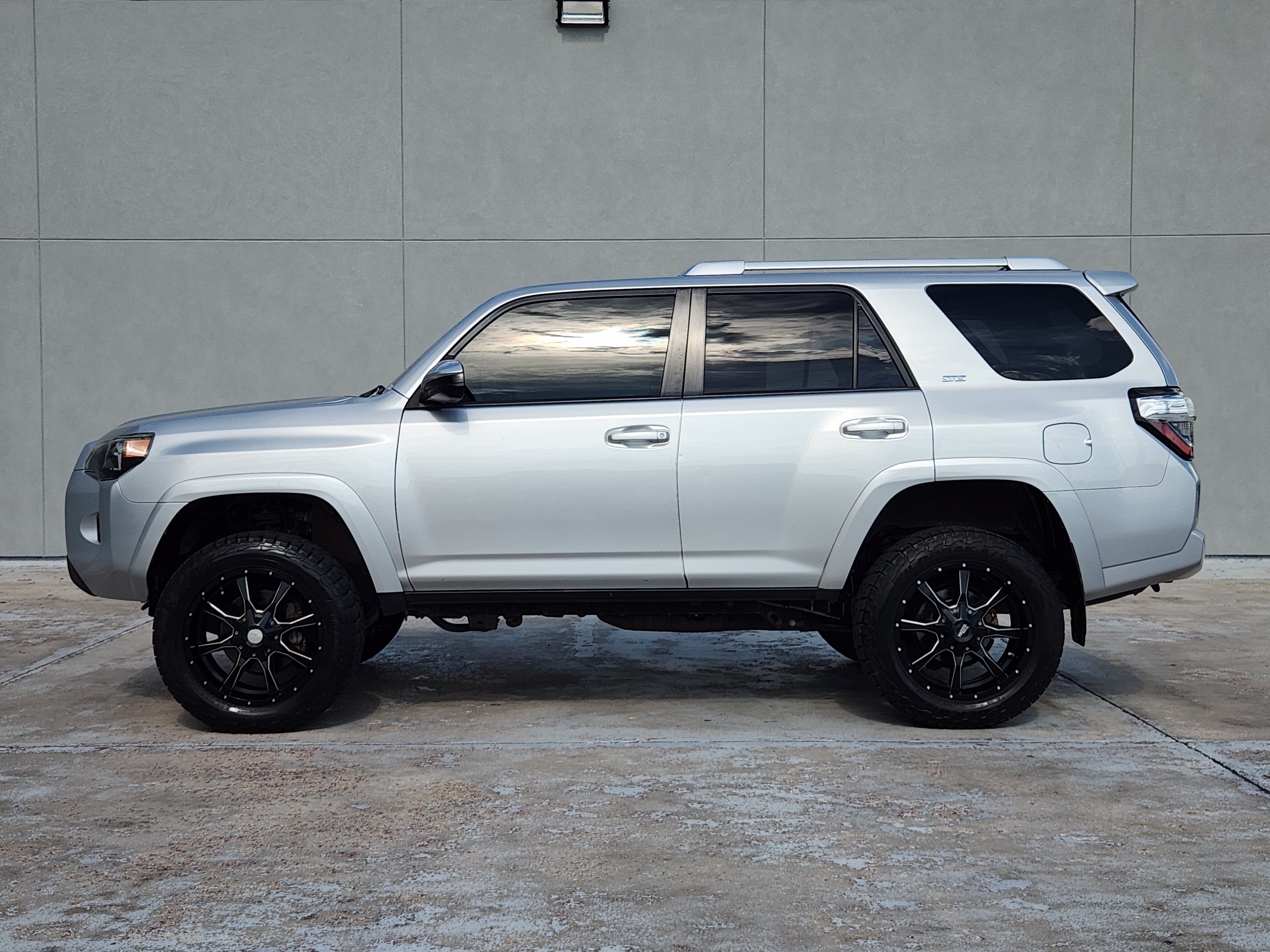 Used 2016 Toyota 4Runner SR5 AWD/4WD image 4
