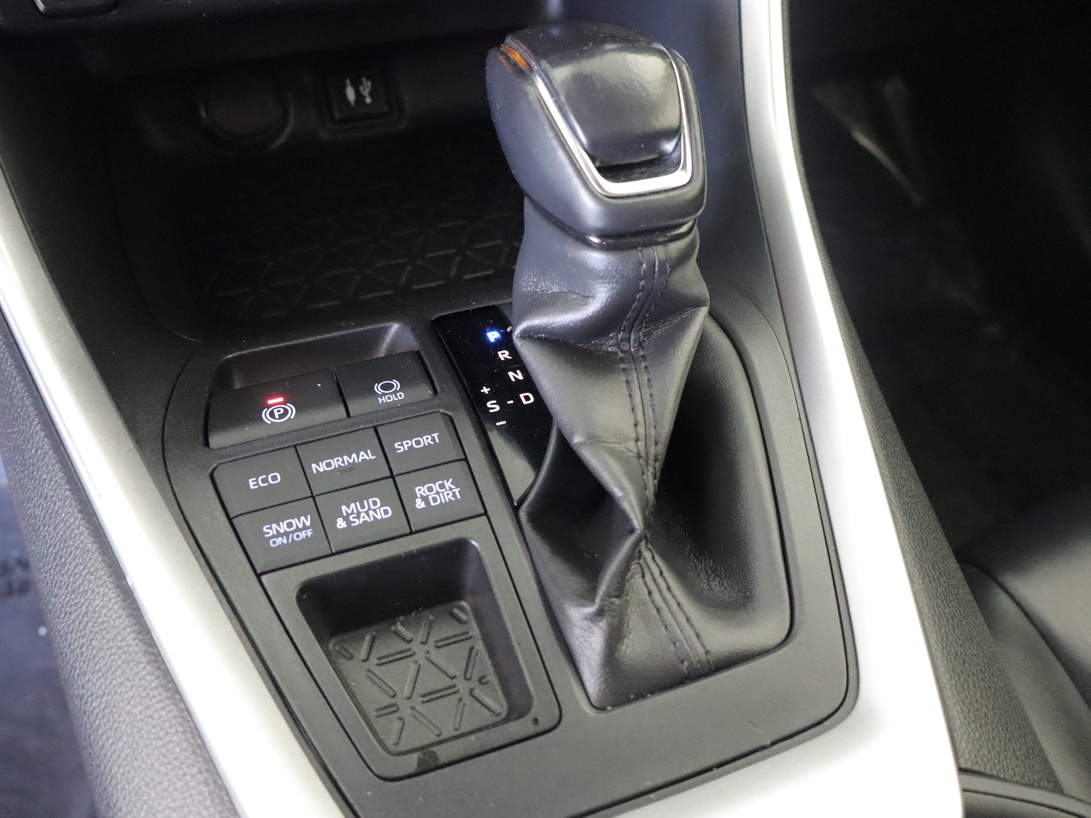 Used 2019 Toyota RAV4 XLE Premium w/ Cold Weather Package AWD/4WD image 18