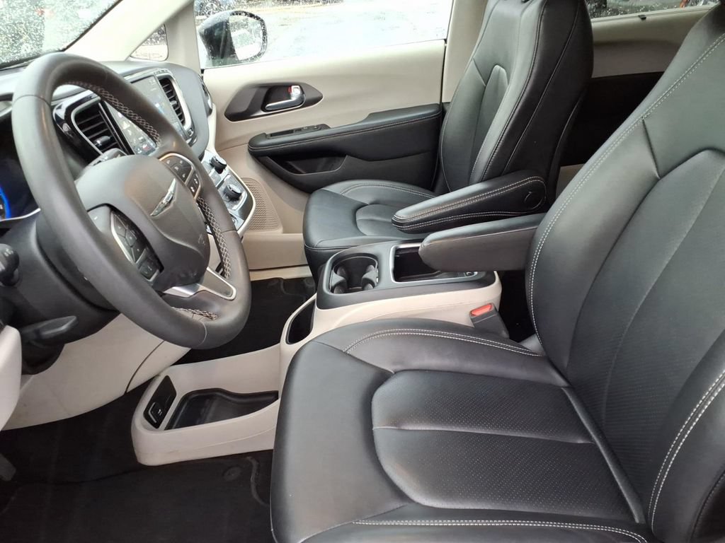 Used 2024 Chrysler Pacifica Touring-L FWD image 9