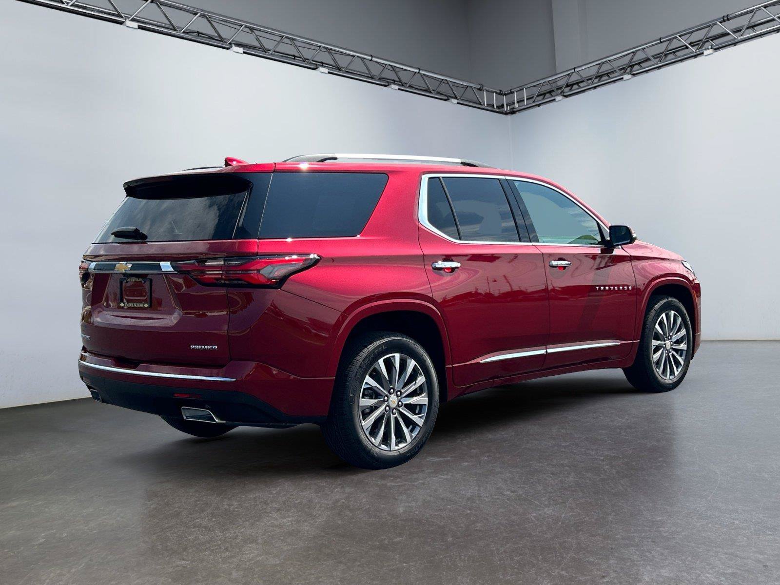 Used 2023 Chevrolet Traverse Premier FWD image 3