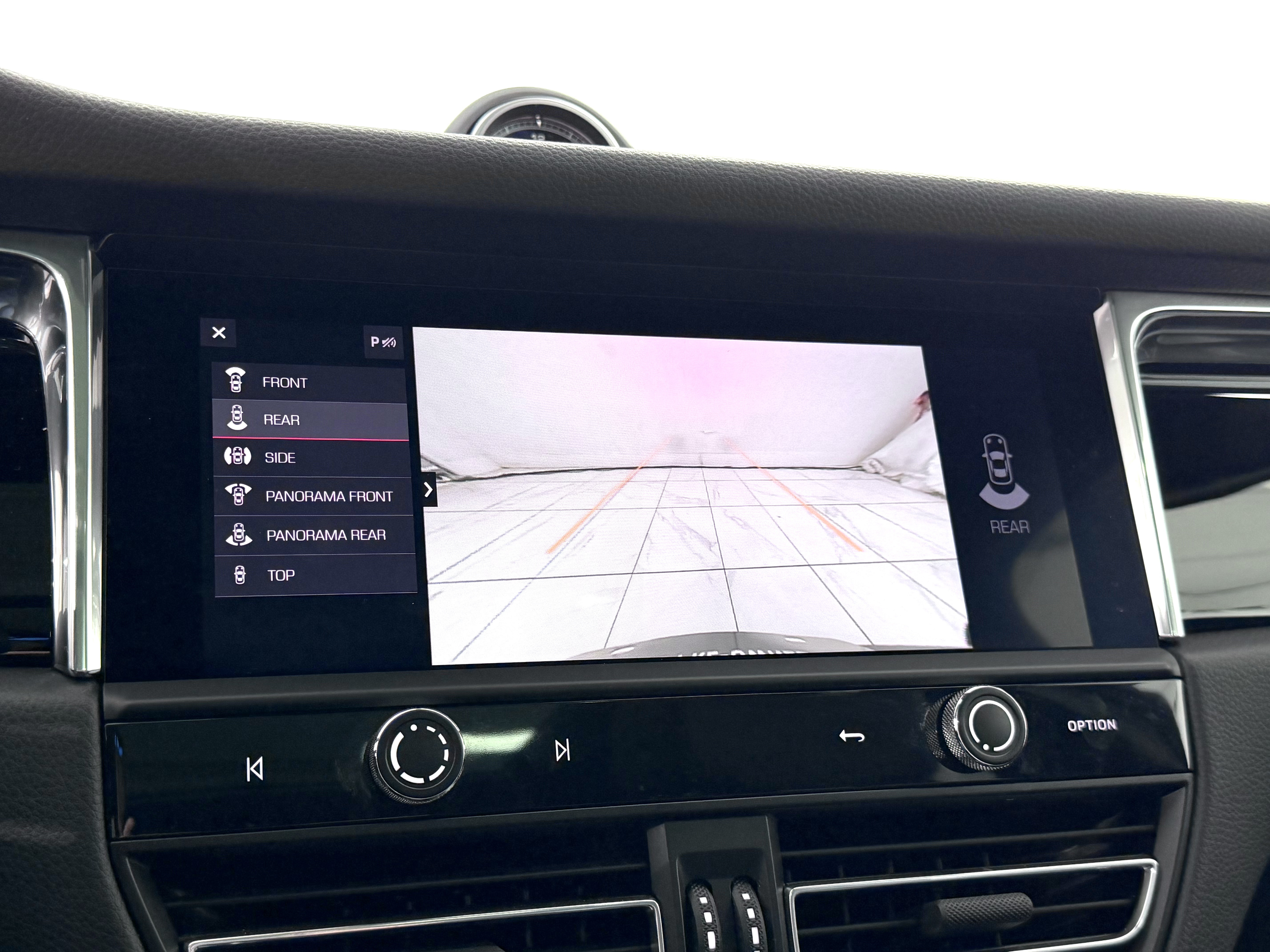 Certified 2025 Porsche Macan AWD/4WD image 43