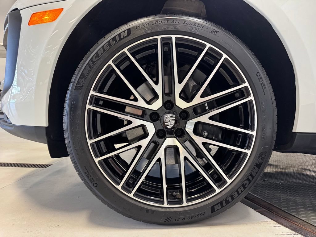 Certified 2025 Porsche Macan w/ Premium Package Plus AWD/4WD image 12